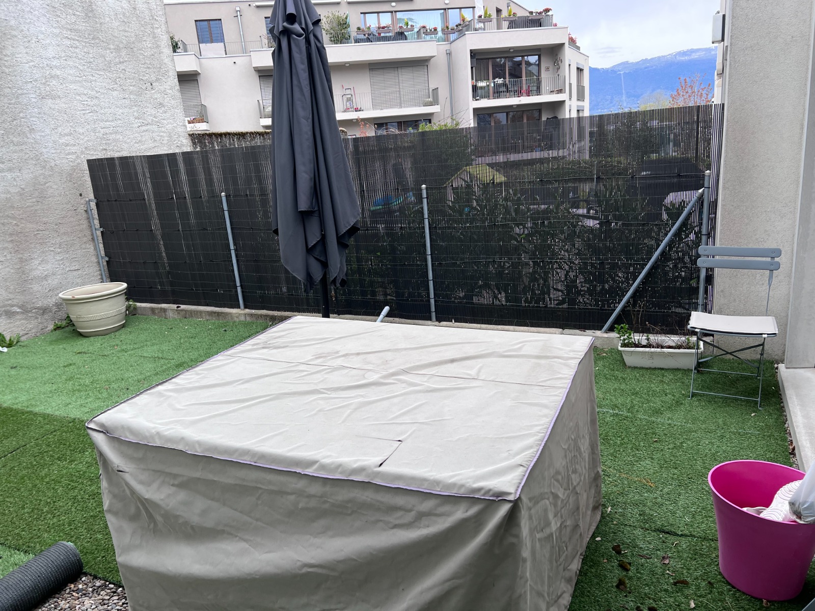 Terrasse avant travaux d’aménagement paysager au Grand-Saconnex à Genève
