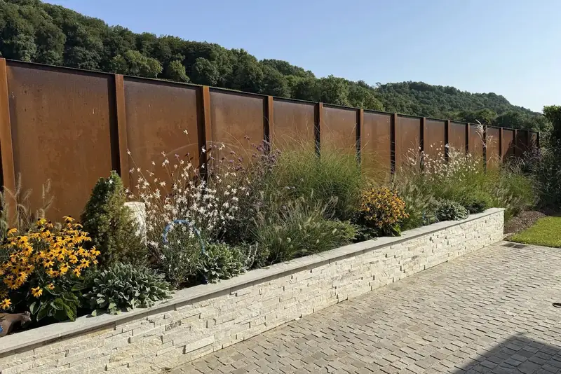Aménagement paysager avec massif fleuri et clôture à Genève